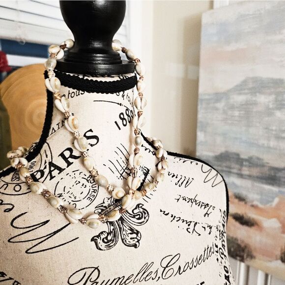 New Handmade Beaded Lei Natural Seashell Necklace. - Picture 9 of 13